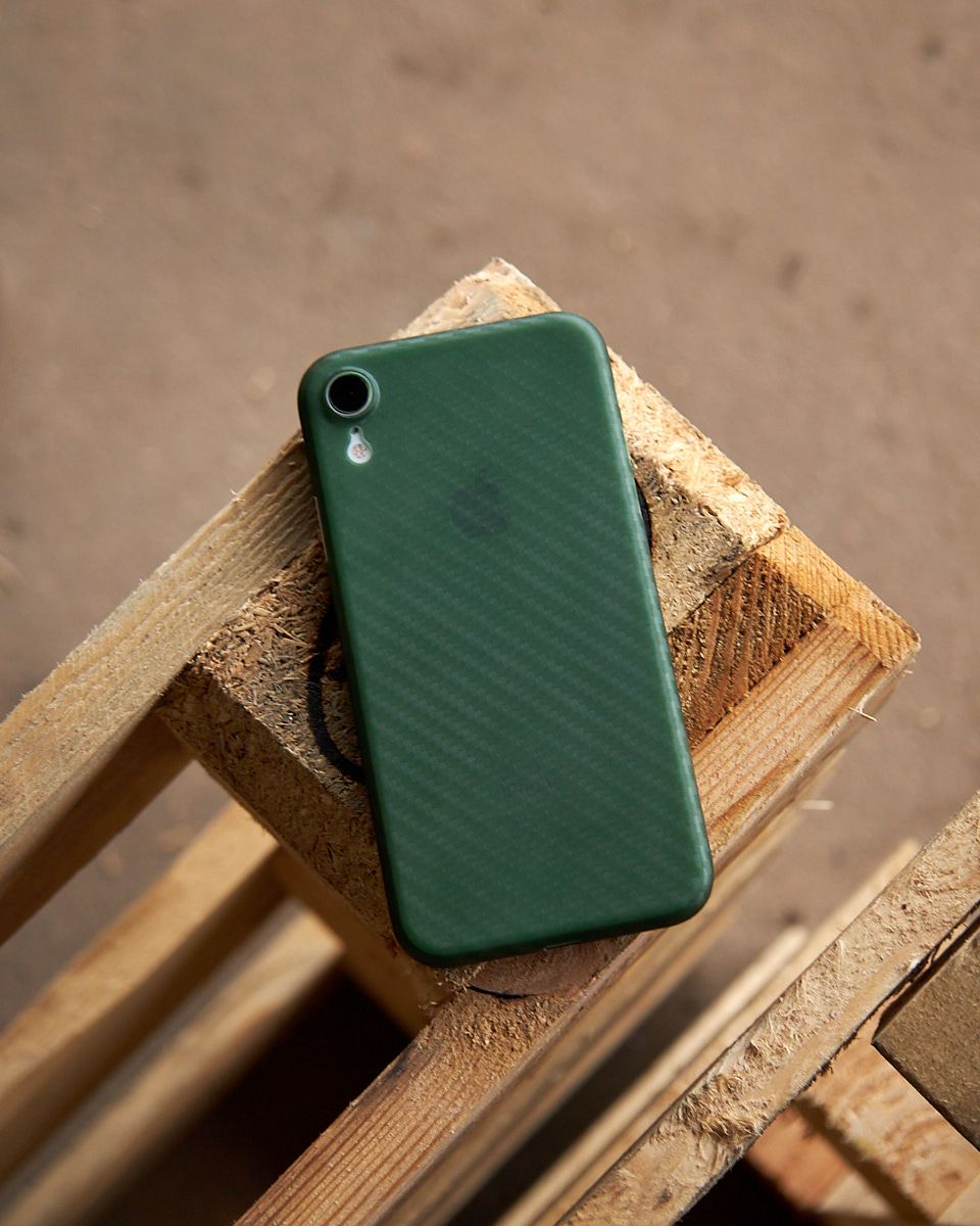 Карбоновый чехол K-DOO Air Carbon (UltraSlim 0.45mm) для iPhone XR темно-зеленый