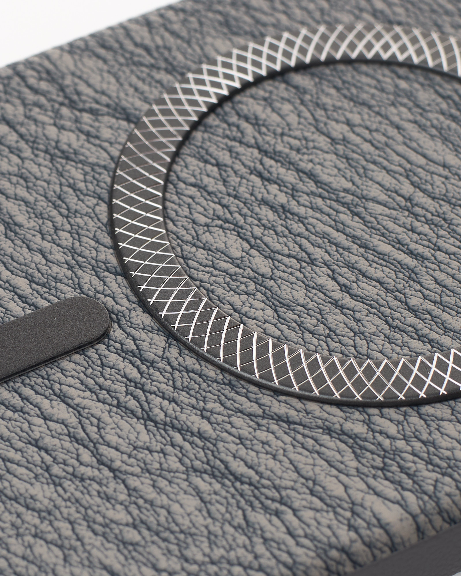 Чехол LUXURY Leather Case с поддержкой MagSafe для iPhone 14 Pro natural titanium