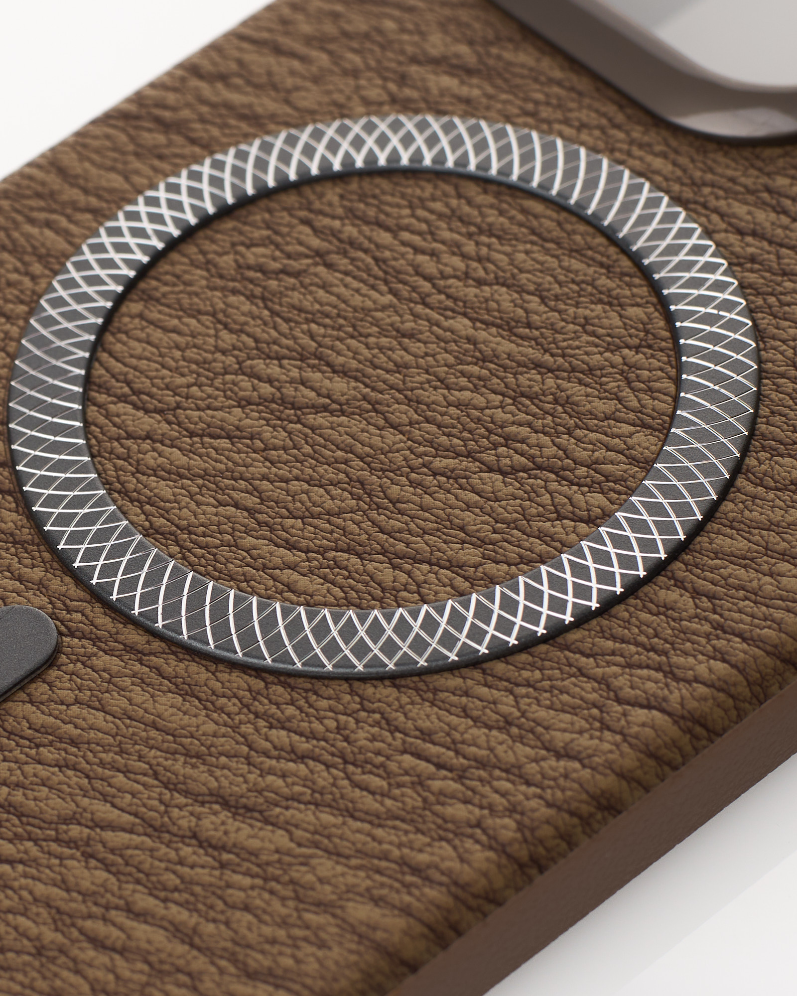 Чехол LUXURY Leather Case с поддержкой MagSafe для iPhone 14 Pro desert titanium