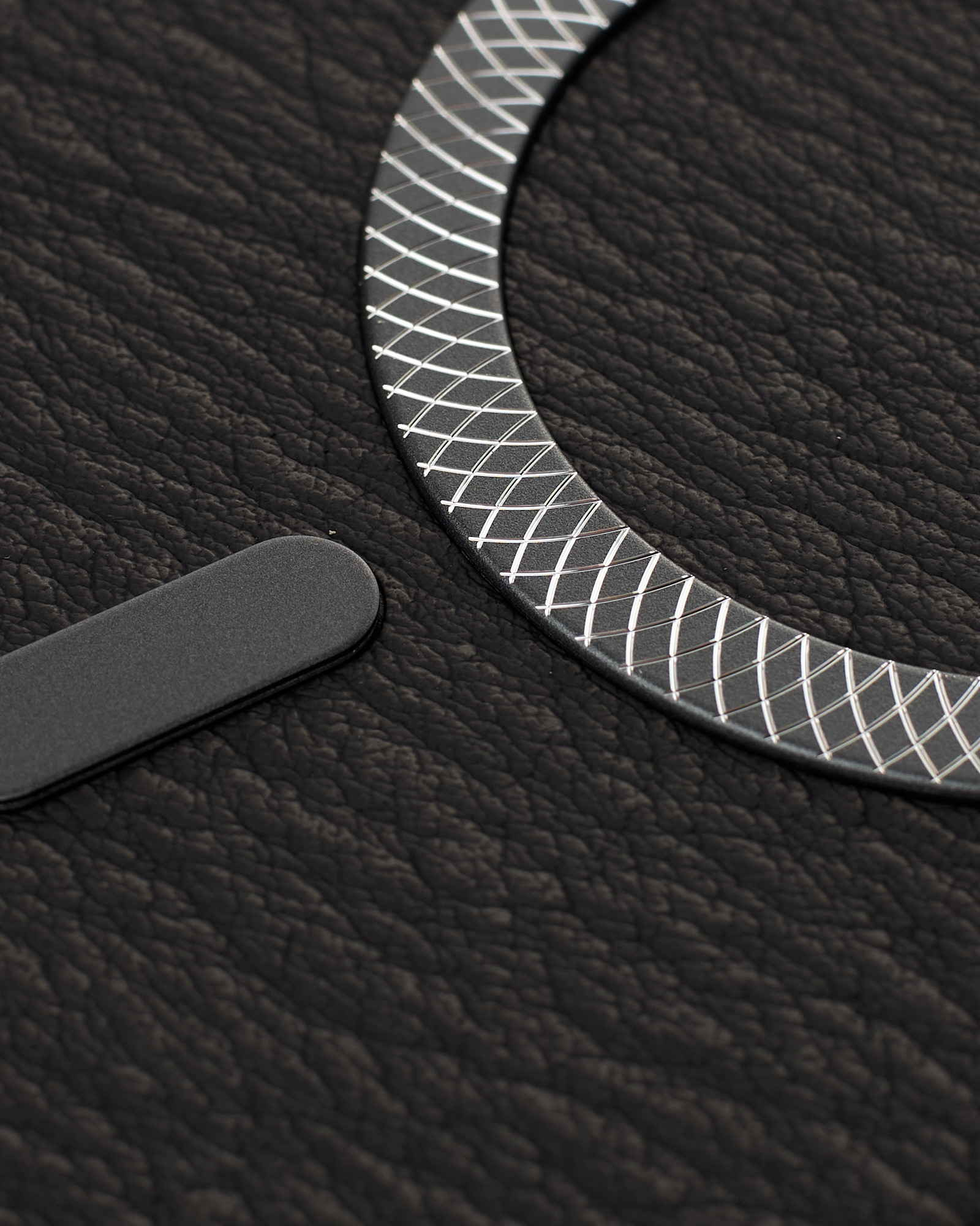 Чехол LUXURY Leather Case с поддержкой MagSafe для iPhone 15 black