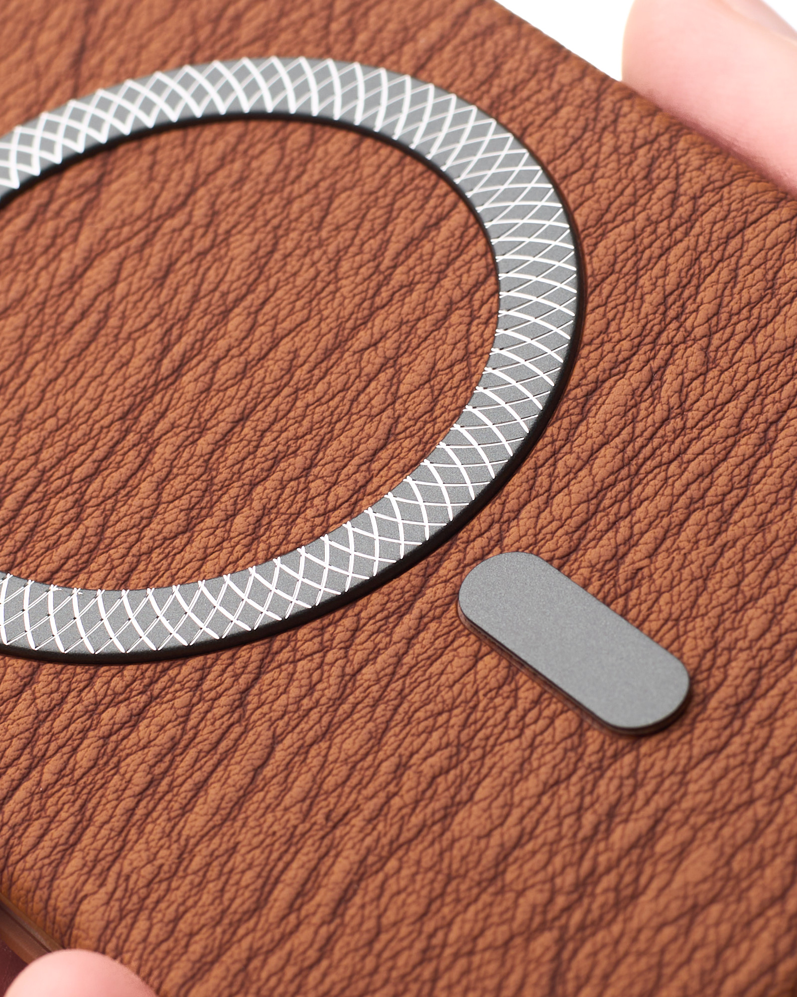 Чехол LUXURY Leather Case с поддержкой MagSafe для iPhone 16 brown