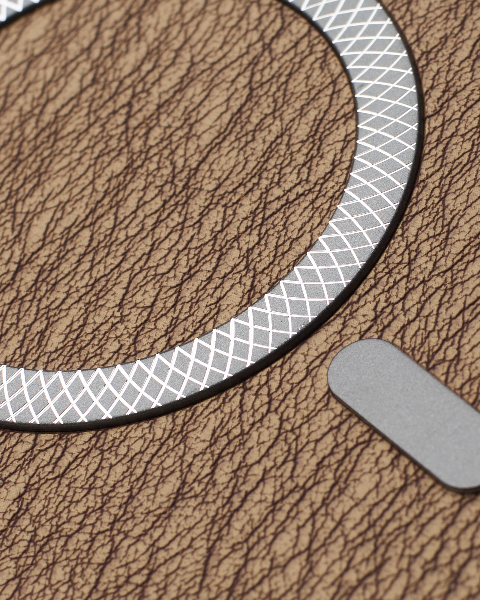 Чехол LUXURY Leather Case с поддержкой MagSafe для iPhone 16 desert titanium