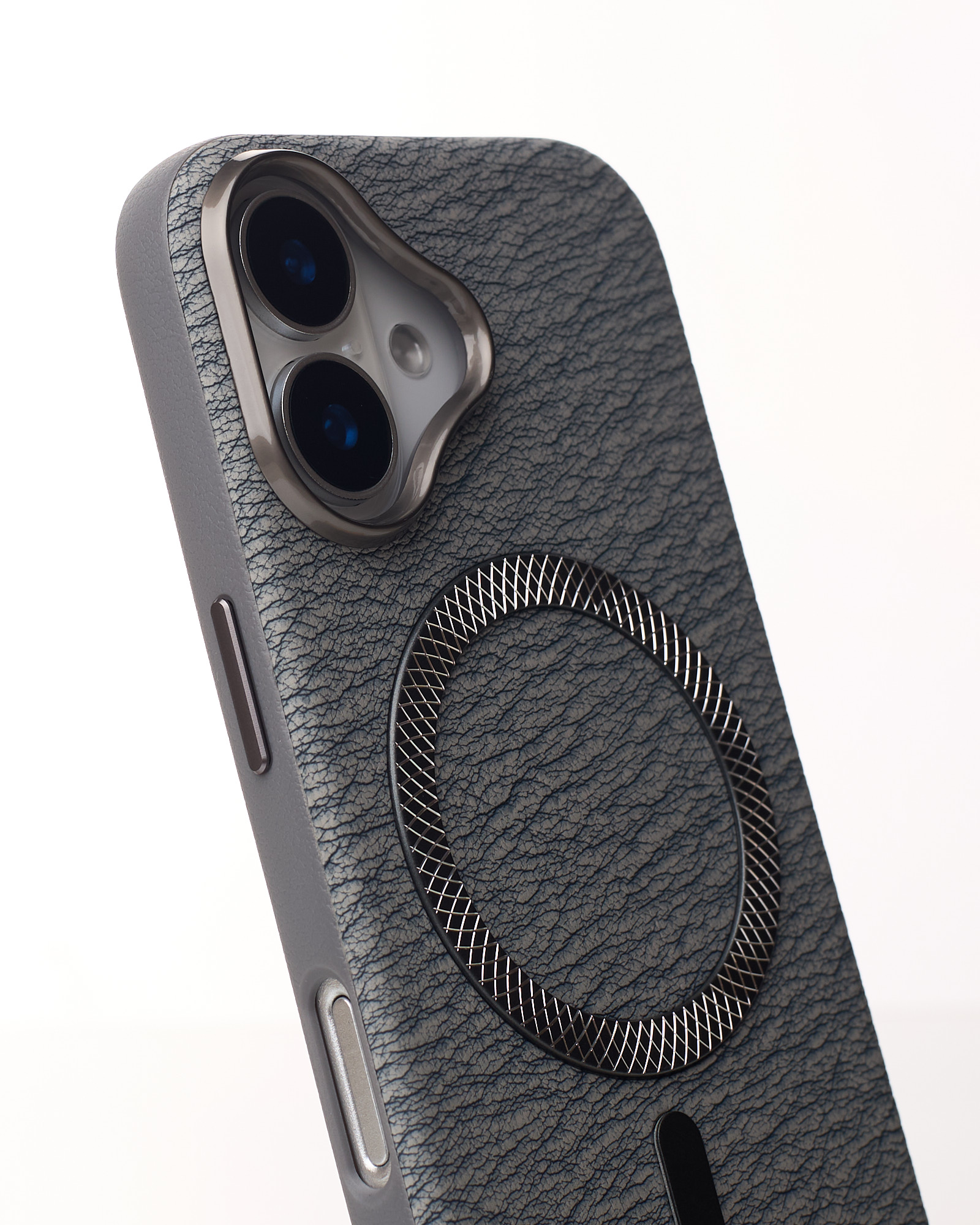 Чехол LUXURY Leather Case с поддержкой MagSafe для iPhone 16 natural titanium