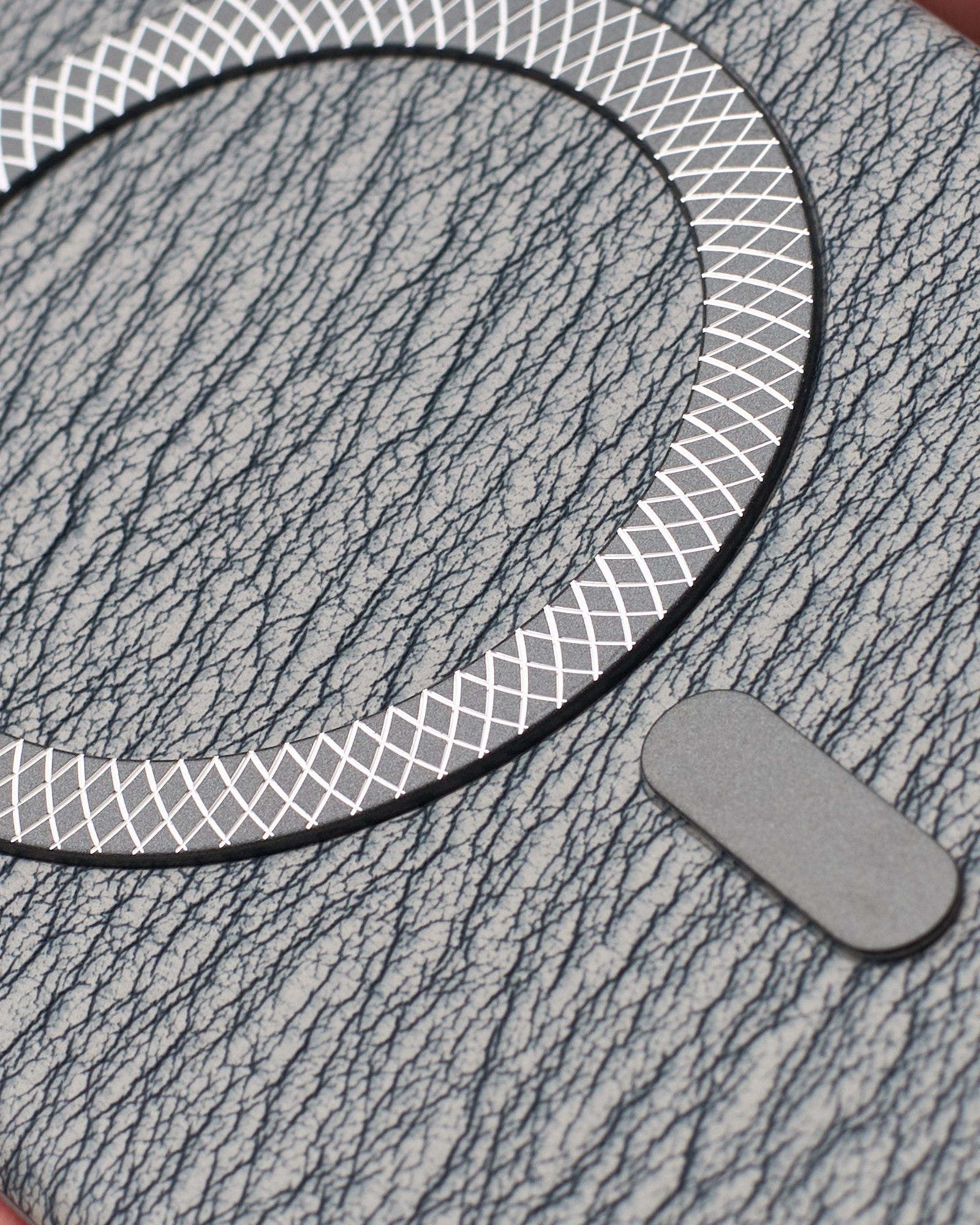 Чехол LUXURY Leather Case с поддержкой MagSafe для iPhone 16 natural titanium