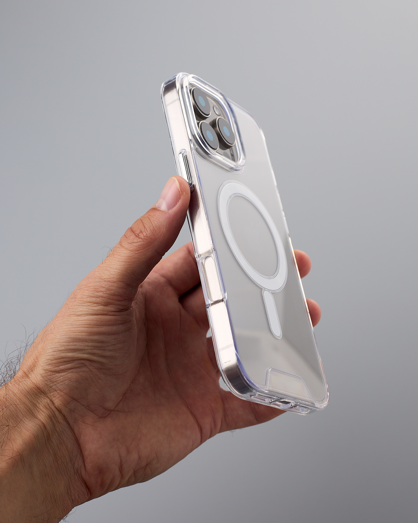 Чехол SPACE CASE с поддержкой MagSafe для iPhone 16 Pro прозрачный