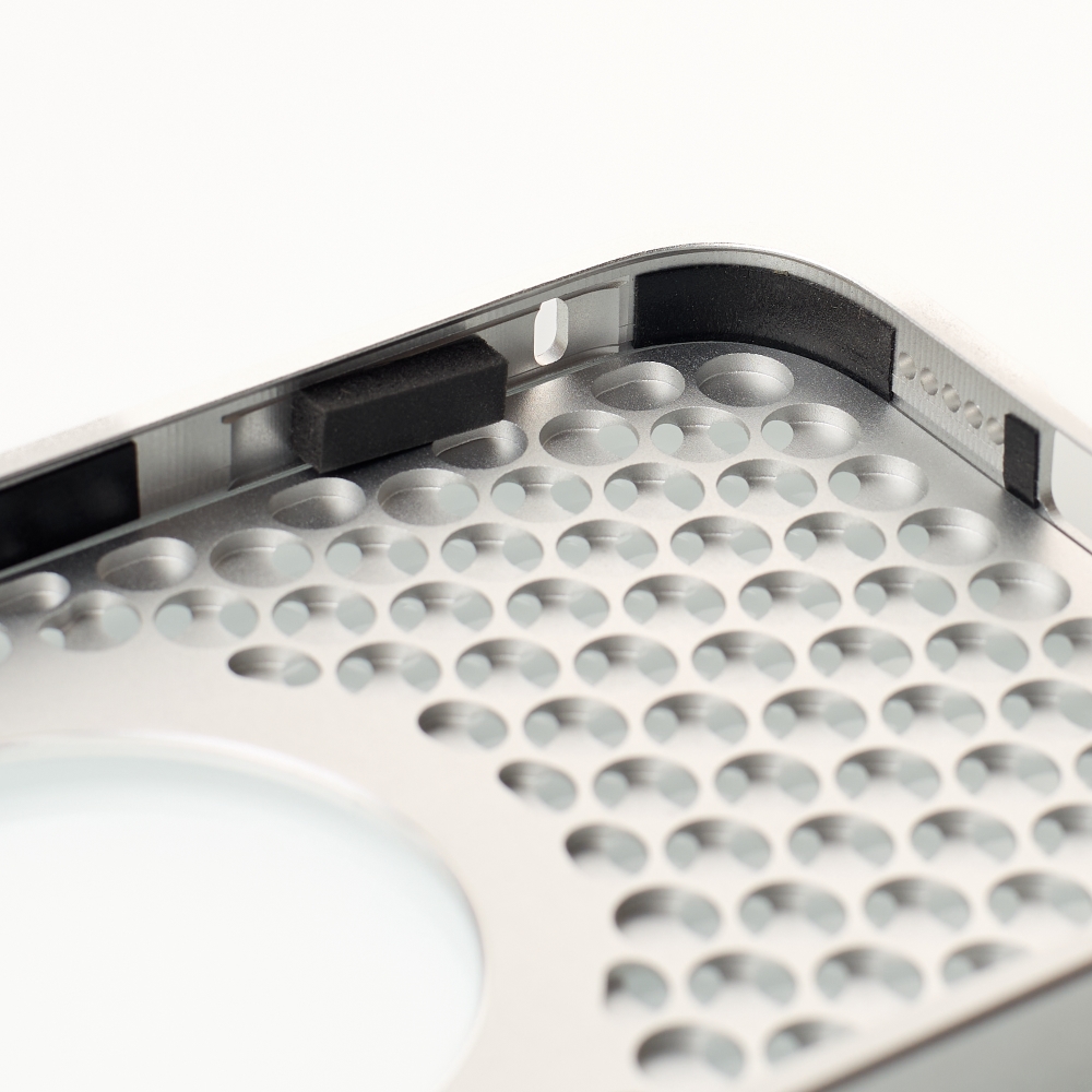 Металлический чехол AROMA PERFORATED METAL с поддержкой MagSafe для iPhone 14 Pro Max серебряный