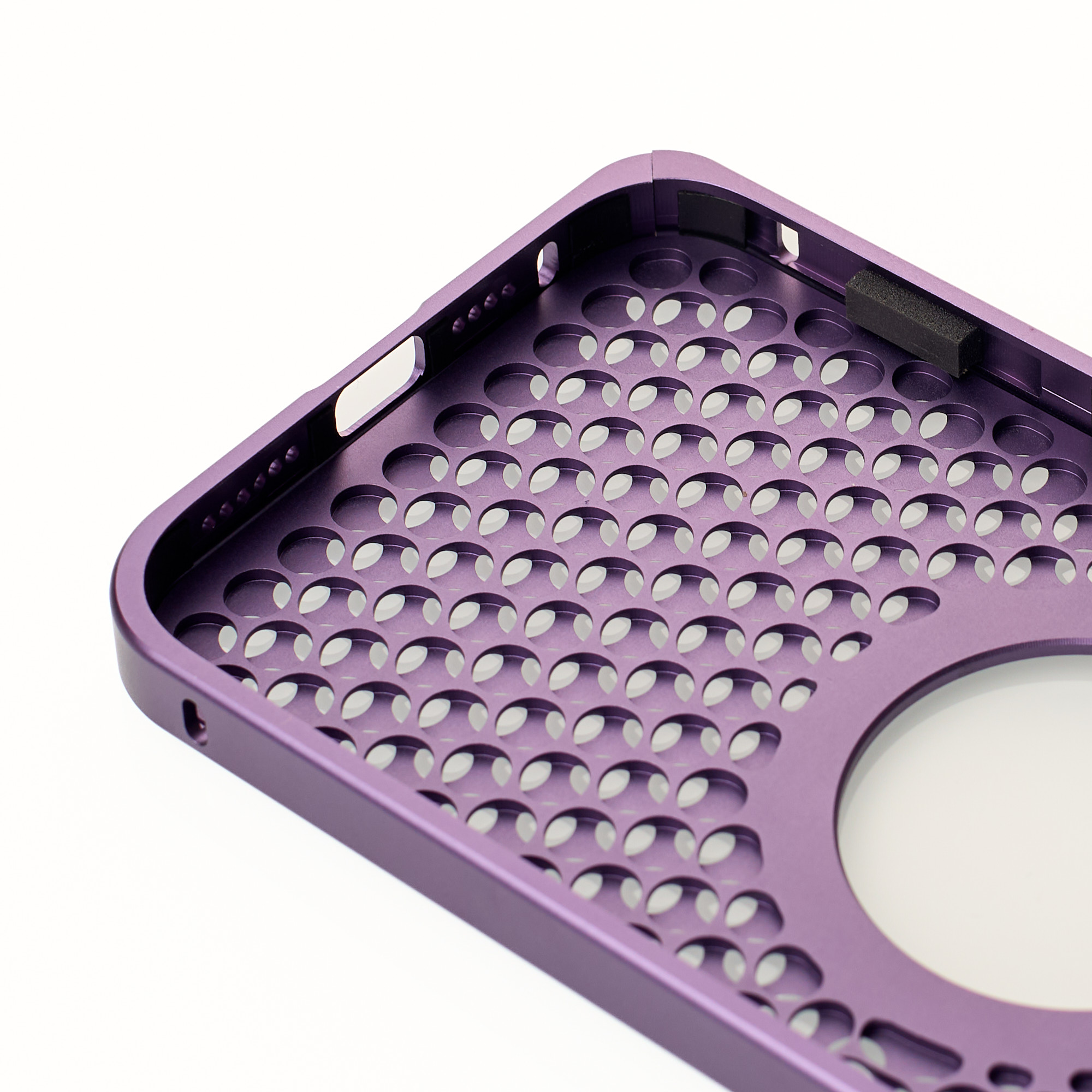 Металлический чехол AROMA PERFORATED METAL с поддержкой MagSafe для iPhone 14 Pro фиолетовый