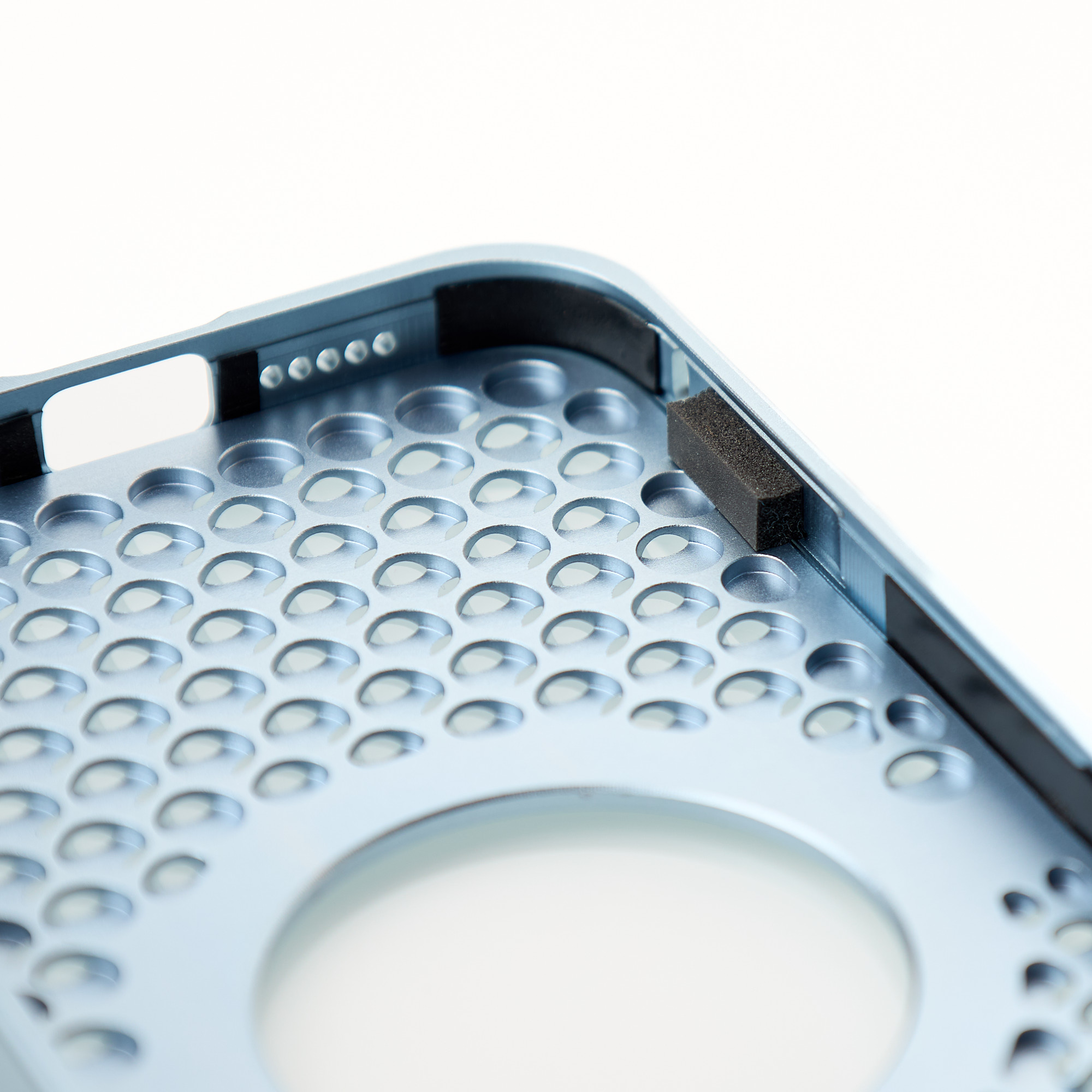 Металлический чехол AROMA PERFORATED METAL с поддержкой MagSafe для iPhone 15 Pro голубой