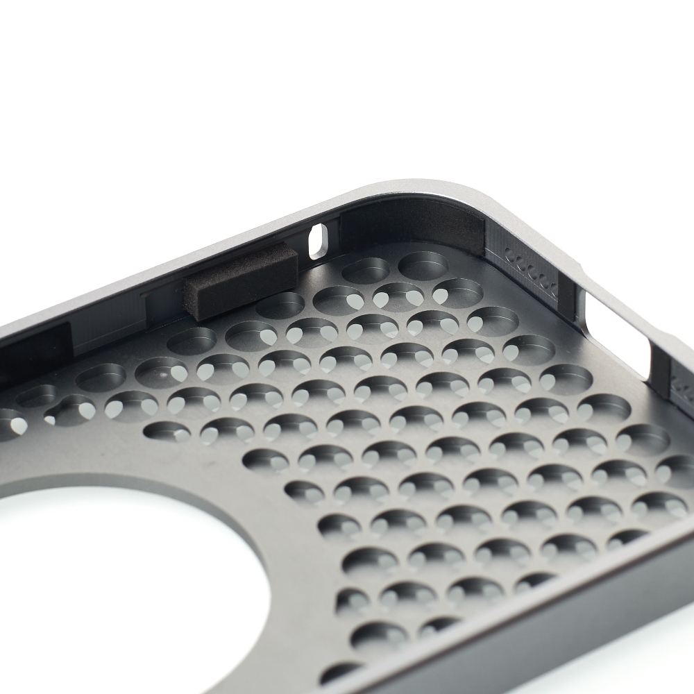 Металлический чехол AROMA PERFORATED METAL с поддержкой MagSafe для iPhone 15 Pro серый