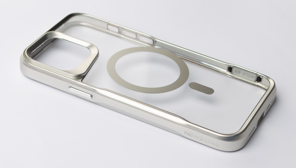 Пластиковый чехол MagSafe NEWZONE для iPhone 13 Pro серебряный