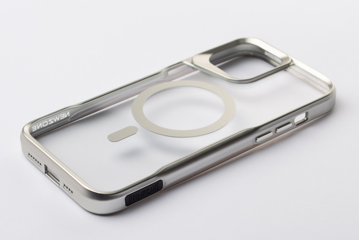Пластиковый чехол MagSafe NEWZONE для iPhone 14 Pro серебряный