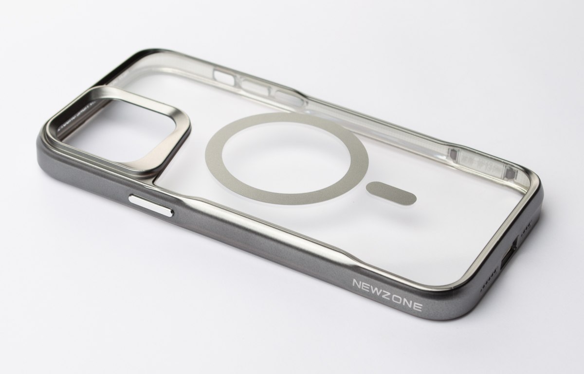 Пластиковый чехол MagSafe NEWZONE для iPhone 15 Pro Max серый