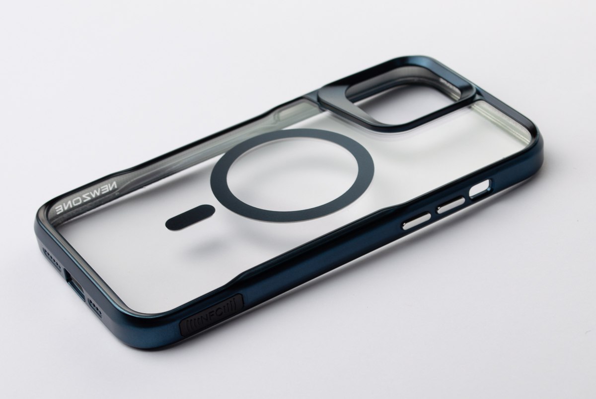 Пластиковый чехол MagSafe NEWZONE для iPhone 15 Pro синий