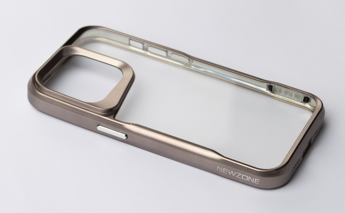 Пластиковый чехол NEWZONE для iPhone 13 Pro Max золотой