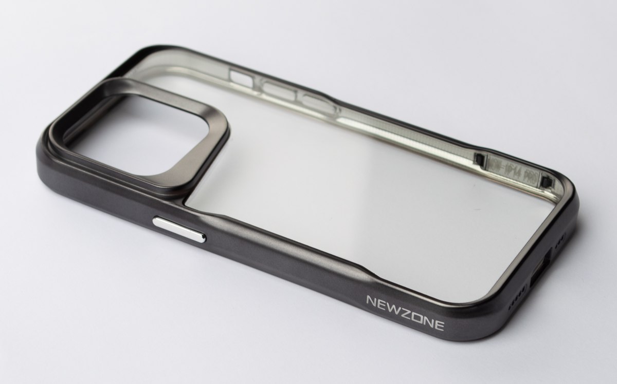 Пластиковый чехол NEWZONE для iPhone 14 Pro черный