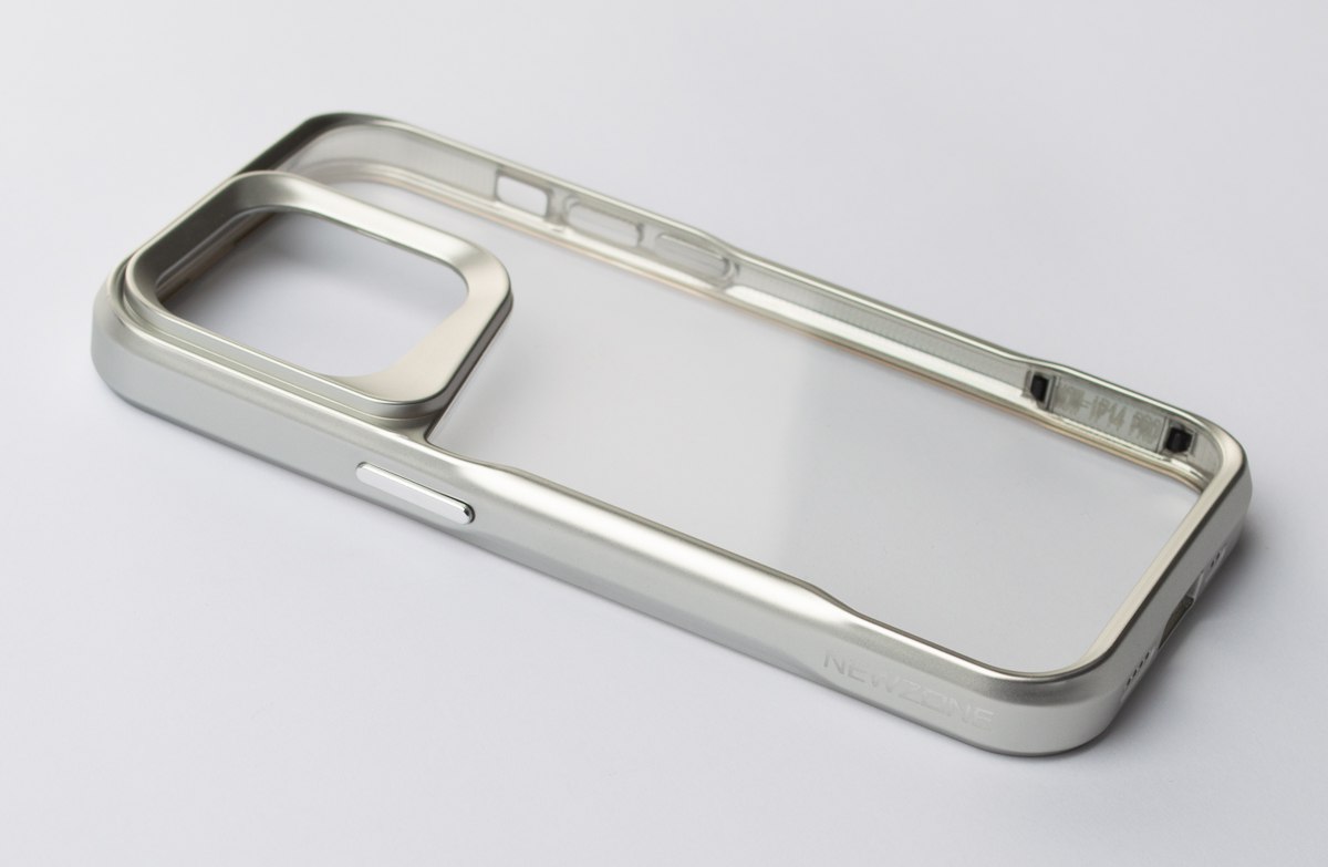 Пластиковый чехол NEWZONE для iPhone 14 Pro Max серебряный