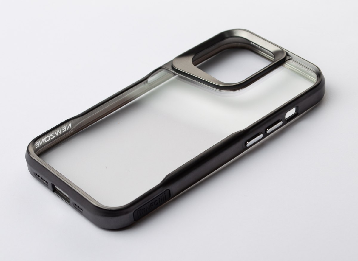 Пластиковый чехол NEWZONE для iPhone 15 Pro черный