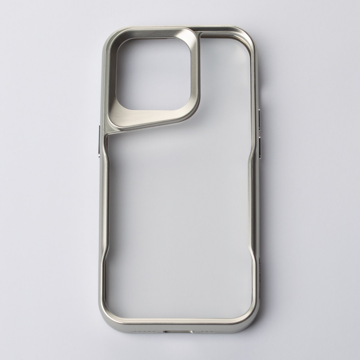 Пластиковый чехол NEWZONE для iPhone 15 Pro Max серебряный