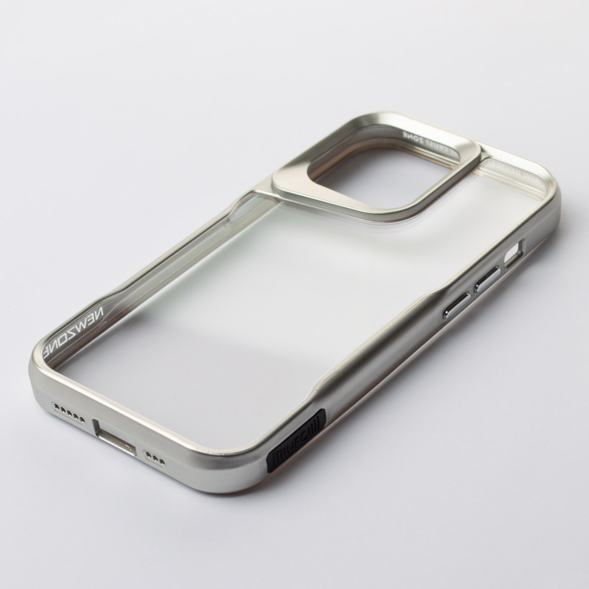 Пластиковый чехол NEWZONE для iPhone 15 Pro серебряный