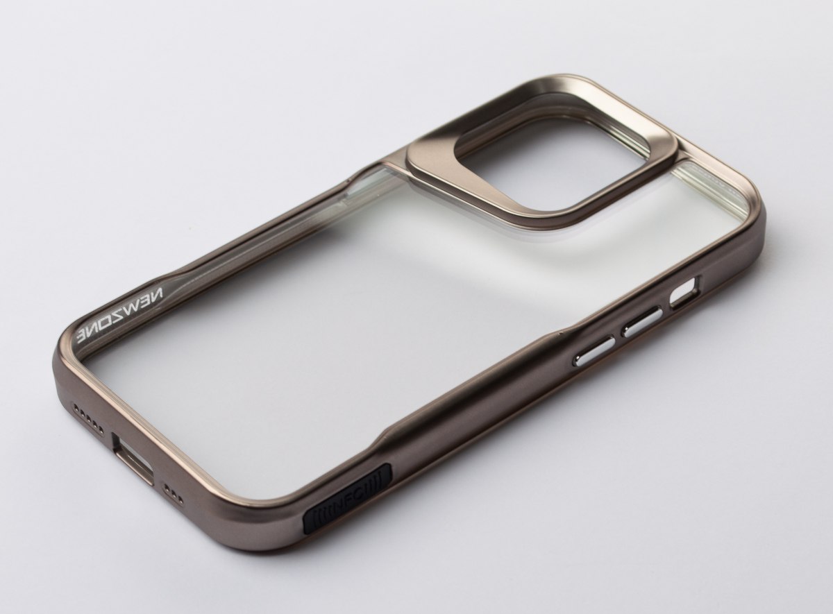 Пластиковый чехол NEWZONE для iPhone 15 Pro золотой